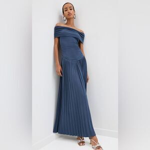 NWT ✨ LIONESS ‘Field of Dreams’ Navy Maxi Off Shoulder Pleated Dress Sz Small